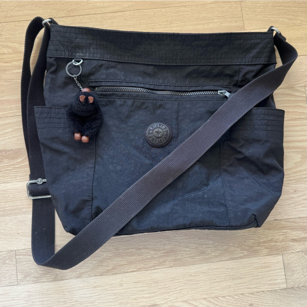 Kipling Black Messenger Bag with Adjustable Strap and Lightweight Design
